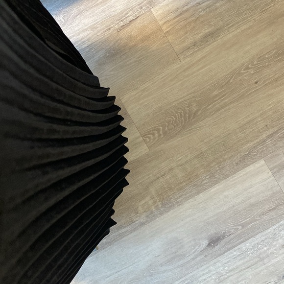 Pleated black skirt with gold shimmer. - Picture 10 of 11